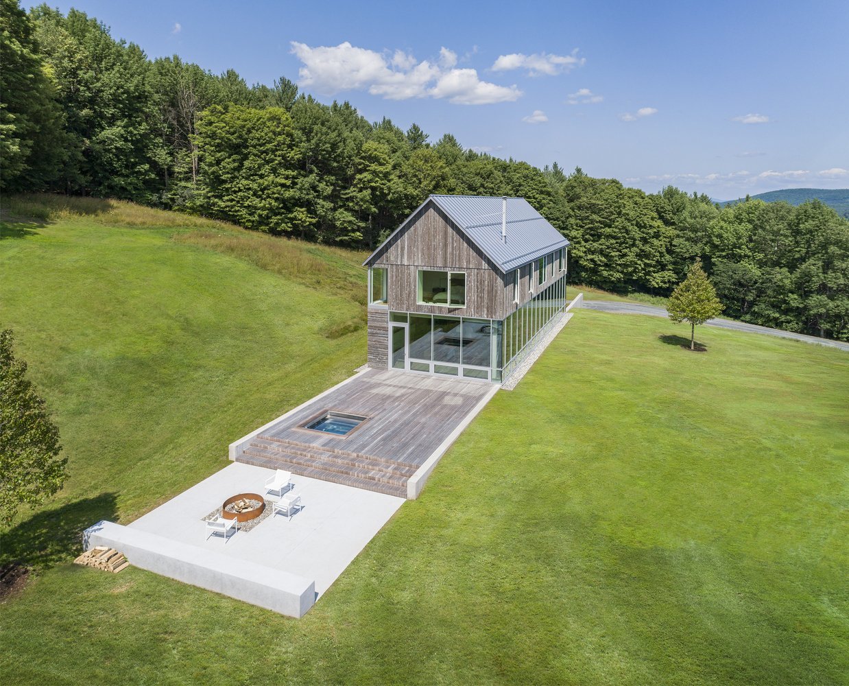 Zajímavý rodinný dům zasazený do svahu