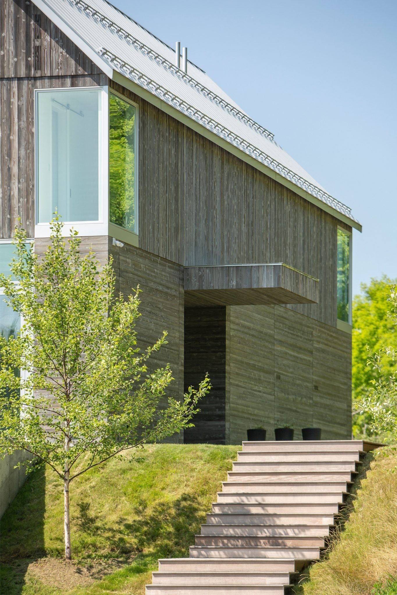 Zajímavý rodinný dům zasazený do svahu