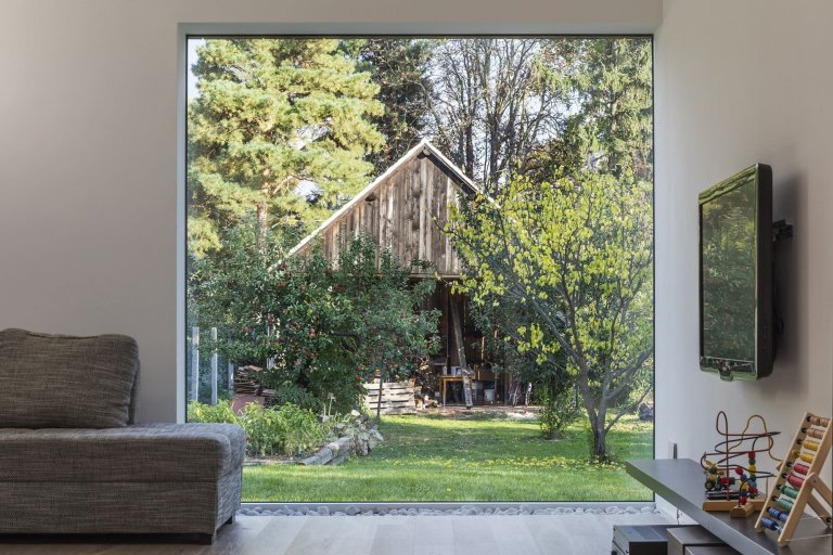 V zadní části zahrady byla zachována stará dřevěná stodola