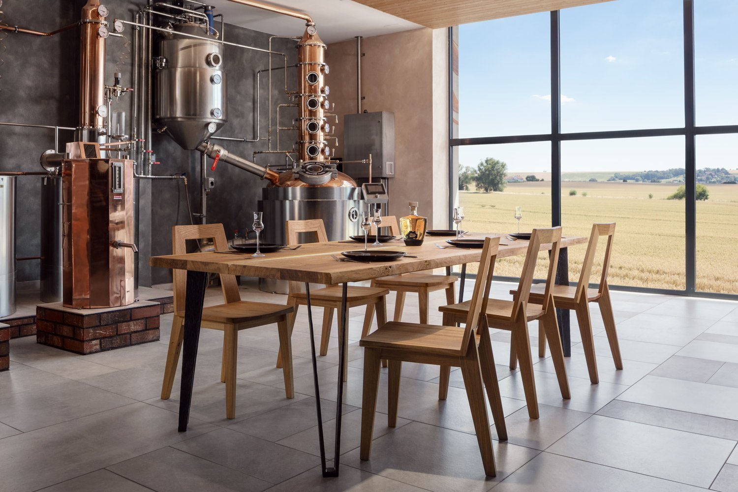 Jídelní prostor se stolem z masivu a ručním kování.