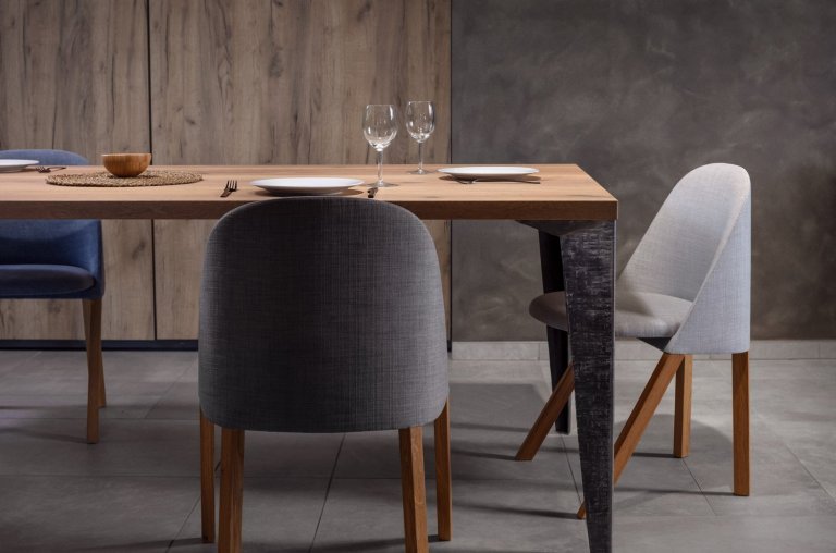 Jídelní prostor se stolem z masivu a ručním kování.