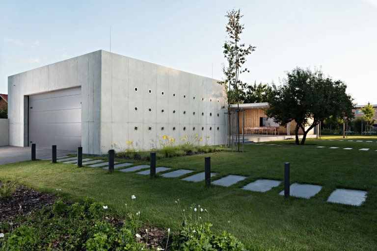 Zahradní pavilon byl realizován jako 2. etapa&nbsp;rodinného domu v&nbsp;Olomouci - Slavoníně. Pavilon je umístěn na jižní hranici pozemku a zakončuje pohled z…