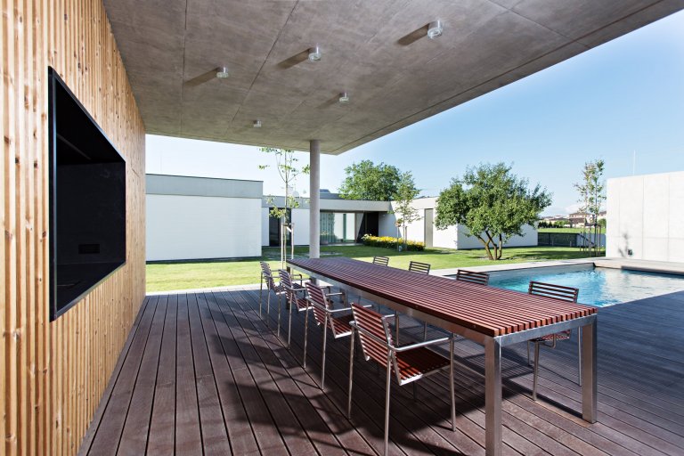 Zahradní pavilon byl realizován jako 2. etapa&nbsp;rodinného domu v&nbsp;Olomouci - Slavoníně. Pavilon je umístěn na jižní hranici pozemku a zakončuje pohled z…