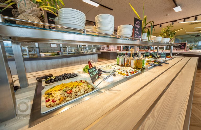 Aqualand Moravia se postupně převléká do přírodního a další fáze potkala i restauraci. Místo původní oranžové verze se žlutou podlahou jsem navrhl použití…