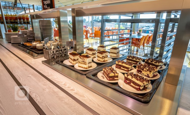 Aqualand Moravia se postupně převléká do přírodního a další fáze potkala i restauraci. Místo původní oranžové verze se žlutou podlahou jsem navrhl použití…