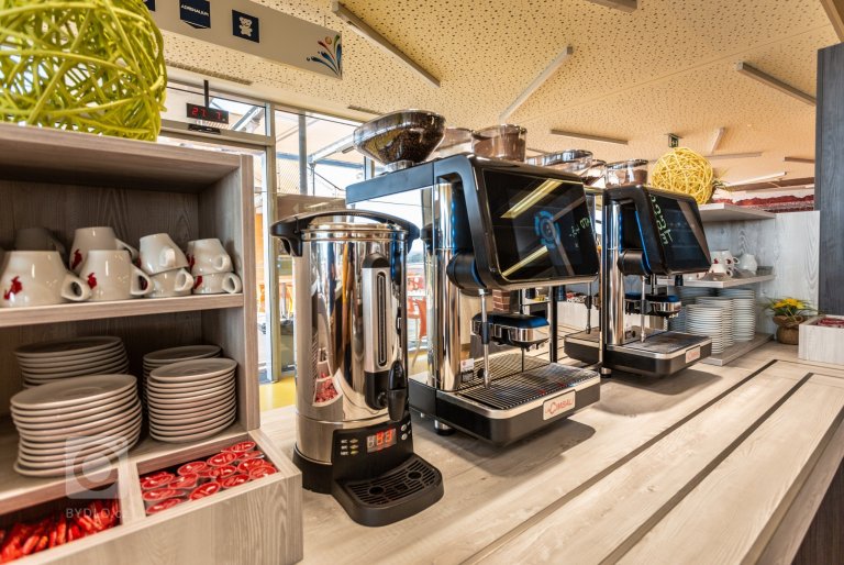 Aqualand Moravia se postupně převléká do přírodního a další fáze potkala i restauraci. Místo původní oranžové verze se žlutou podlahou jsem navrhl použití…