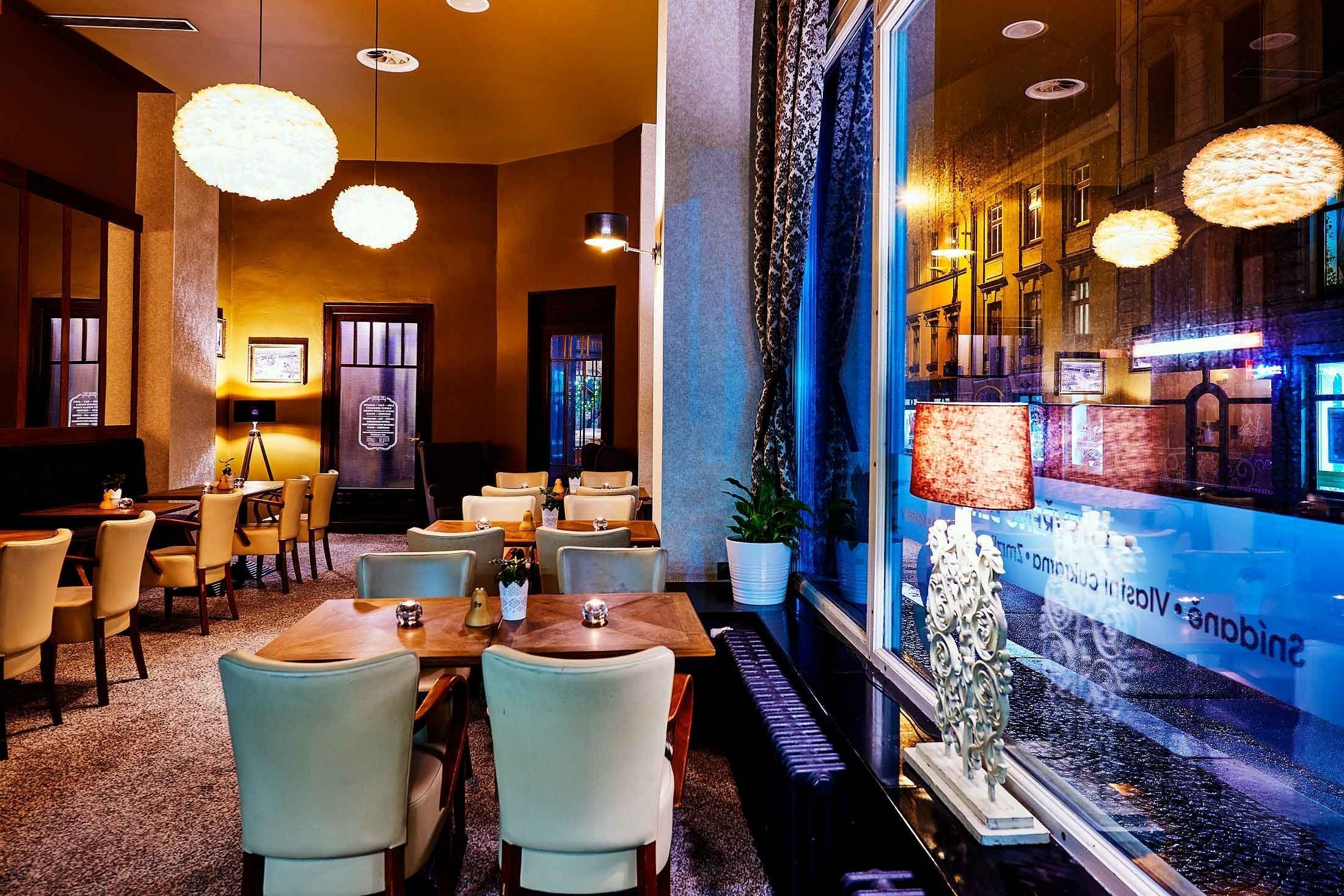 &bdquo;Dobová secesní kavárna s moderním lookem.&ldquo;

Barvy luxusu ve zlatých a hnědých tónech, exklusivní tapety, zámecké závěsy a to vše doladěné husím…