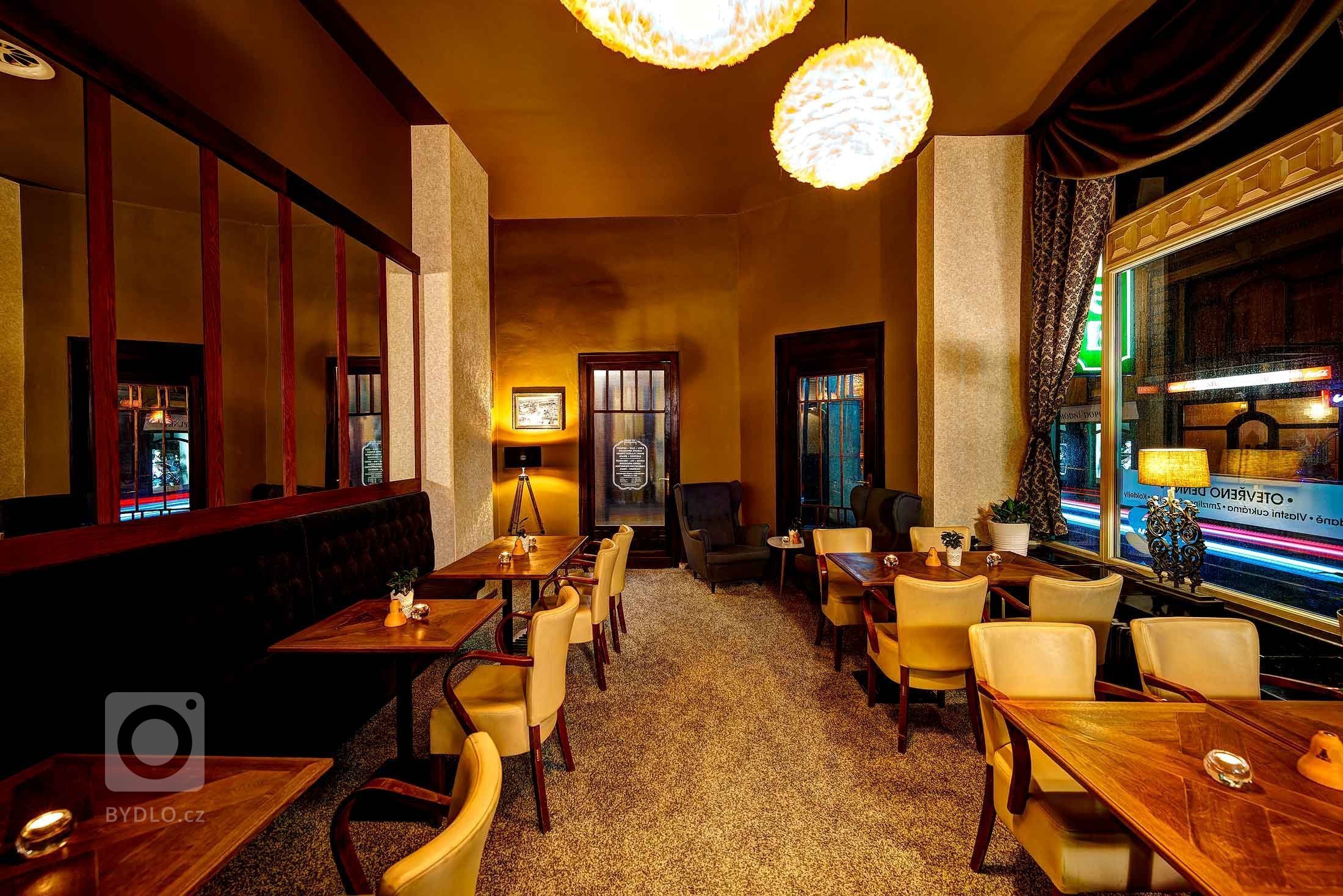 &bdquo;Dobová secesní kavárna s moderním lookem.&ldquo;

Barvy luxusu ve zlatých a hnědých tónech, exklusivní tapety, zámecké závěsy a to vše doladěné husím…