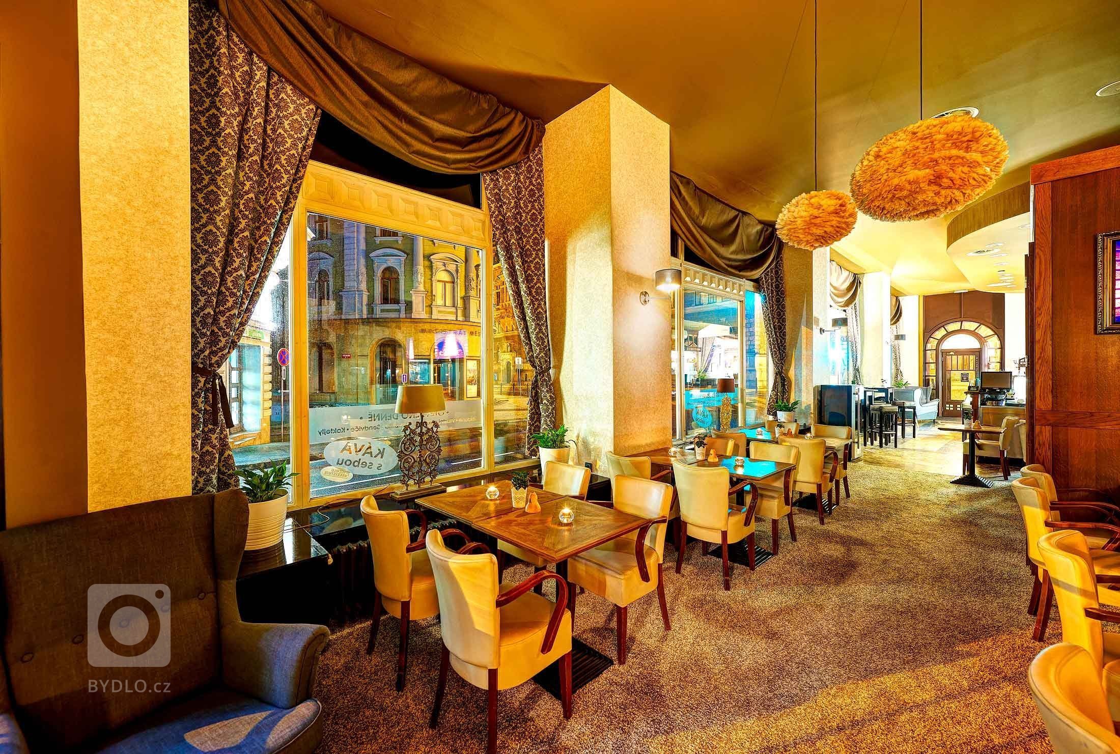 &bdquo;Dobová secesní kavárna s moderním lookem.&ldquo;

Barvy luxusu ve zlatých a hnědých tónech, exklusivní tapety, zámecké závěsy a to vše doladěné husím…