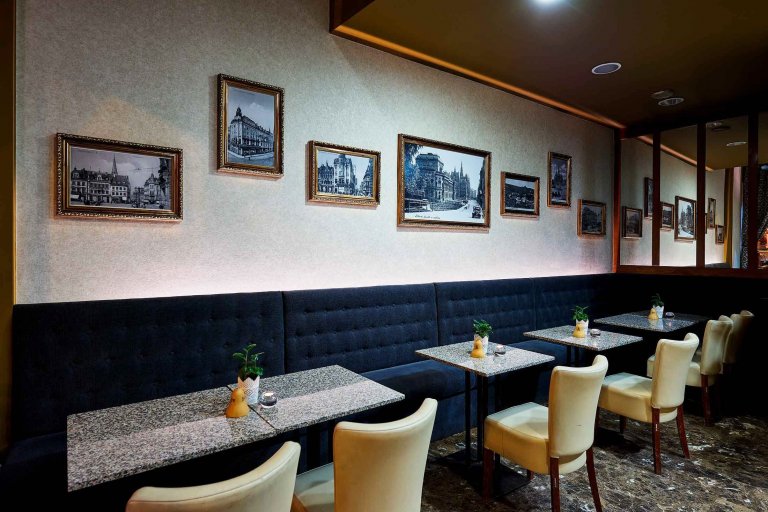 &bdquo;Dobová secesní kavárna s moderním lookem.&ldquo;

Barvy luxusu ve zlatých a hnědých tónech, exklusivní tapety, zámecké závěsy a to vše doladěné husím…