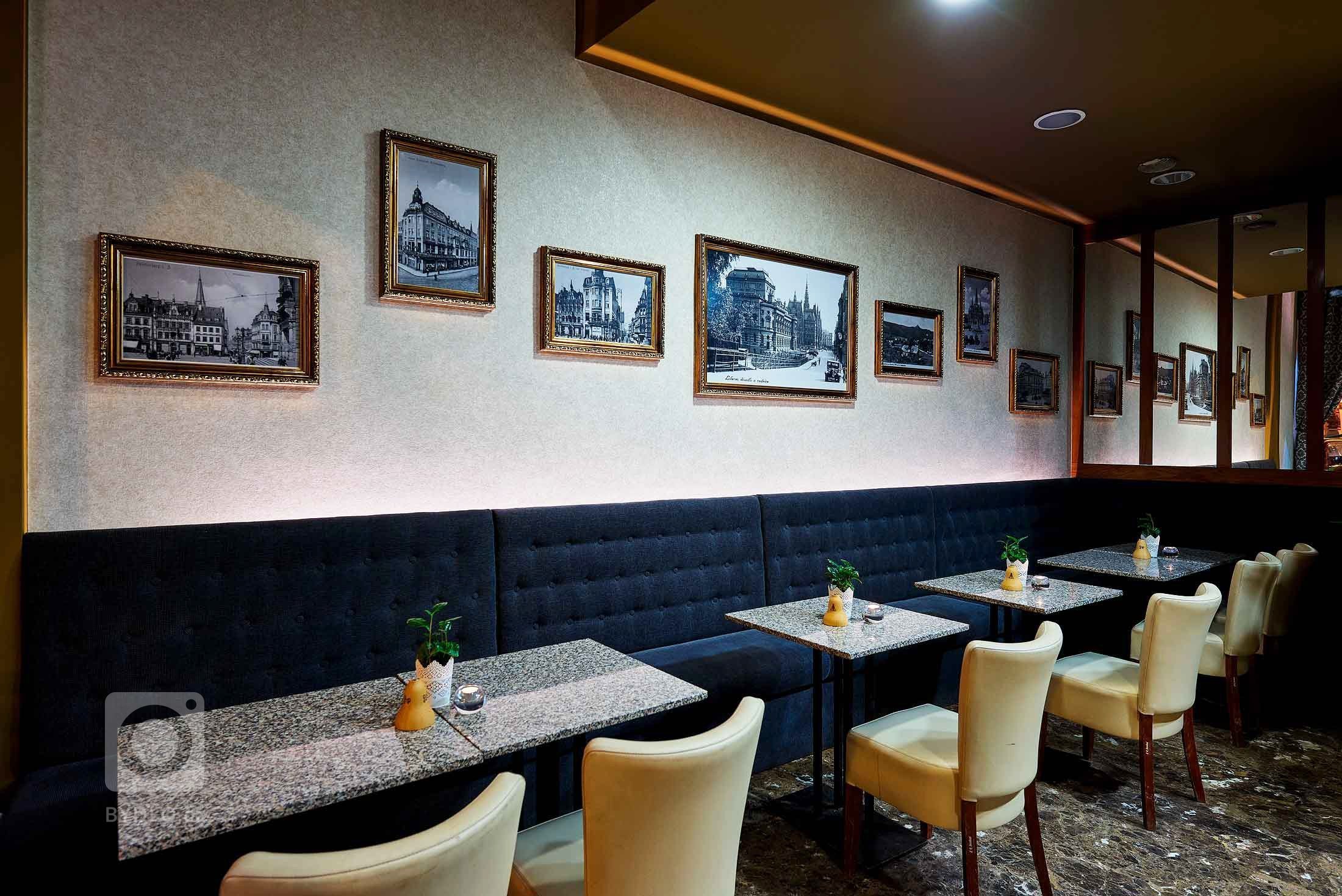 &bdquo;Dobová secesní kavárna s moderním lookem.&ldquo;

Barvy luxusu ve zlatých a hnědých tónech, exklusivní tapety, zámecké závěsy a to vše doladěné husím…