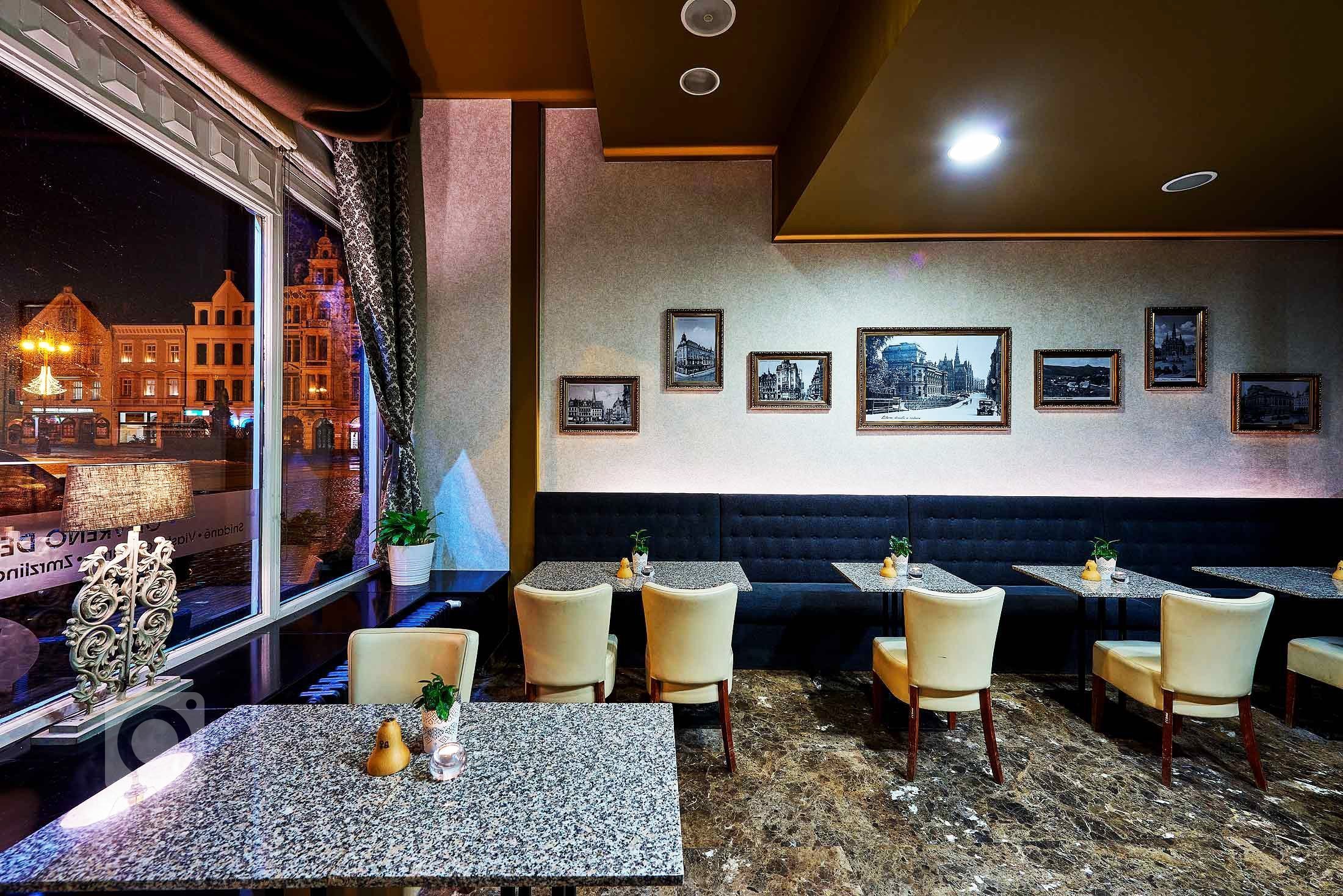 &bdquo;Dobová secesní kavárna s moderním lookem.&ldquo;

Barvy luxusu ve zlatých a hnědých tónech, exklusivní tapety, zámecké závěsy a to vše doladěné husím…