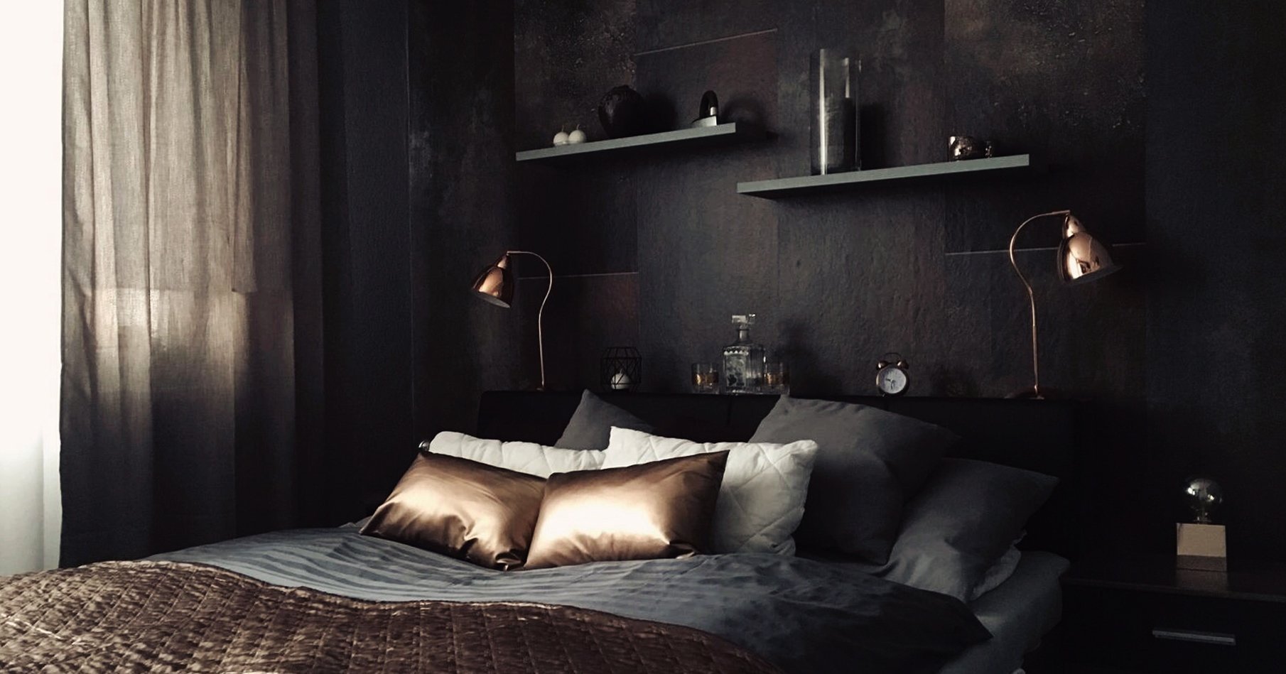 &bdquo;Tmavá ložnice jako doupě pro kvalitní spánek.&ldquo;

Kovové tóny s elegantním měděným akcentem, který je podpořen detaily retro žárovkového osvětlení…