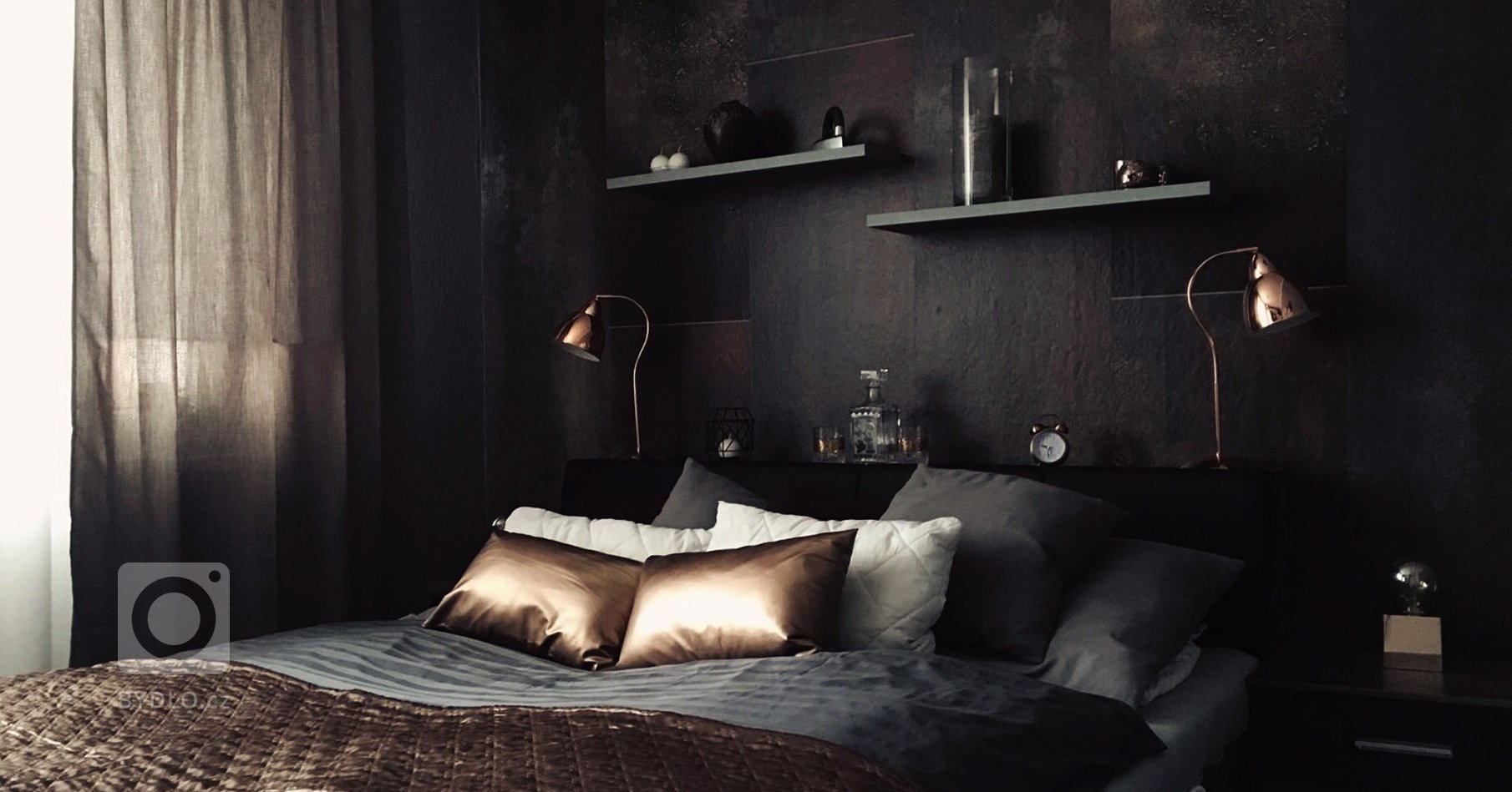 &bdquo;Tmavá ložnice jako doupě pro kvalitní spánek.&ldquo;

Kovové tóny s elegantním měděným akcentem, který je podpořen detaily retro žárovkového osvětlení…
