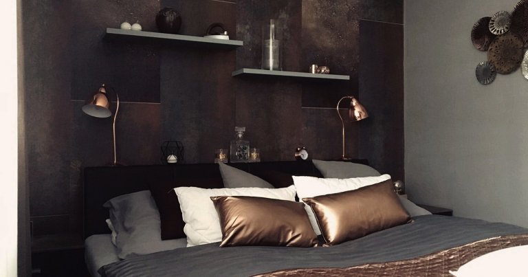 &bdquo;Tmavá ložnice jako doupě pro kvalitní spánek.&ldquo;

Kovové tóny s elegantním měděným akcentem, který je podpořen detaily retro žárovkového osvětlení…