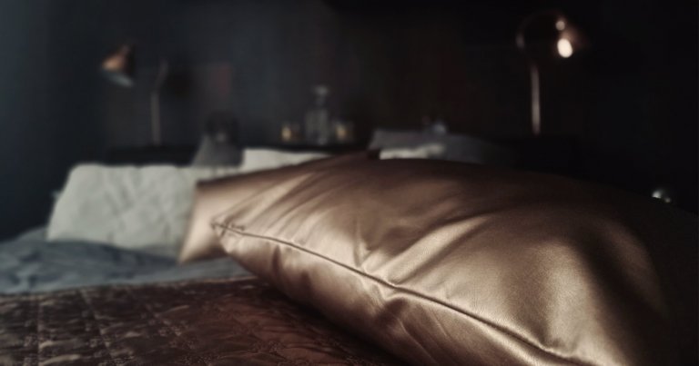 &bdquo;Tmavá ložnice jako doupě pro kvalitní spánek.&ldquo;

Kovové tóny s elegantním měděným akcentem, který je podpořen detaily retro žárovkového osvětlení…