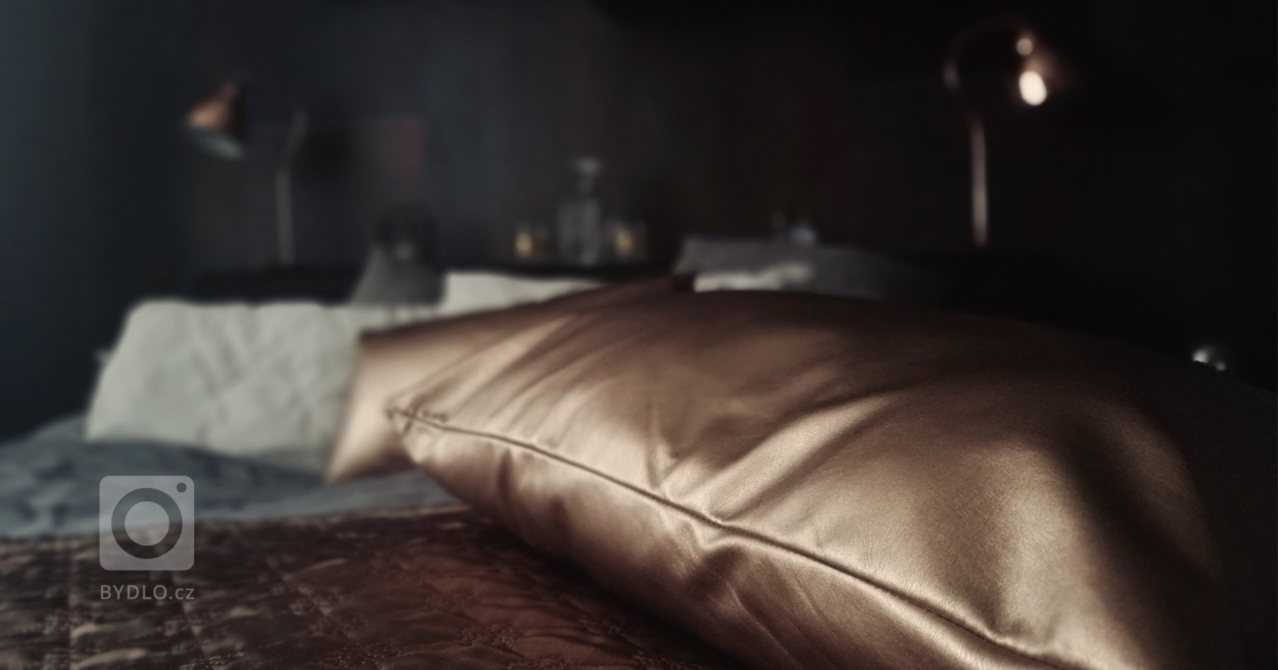 &bdquo;Tmavá ložnice jako doupě pro kvalitní spánek.&ldquo;

Kovové tóny s elegantním měděným akcentem, který je podpořen detaily retro žárovkového osvětlení…