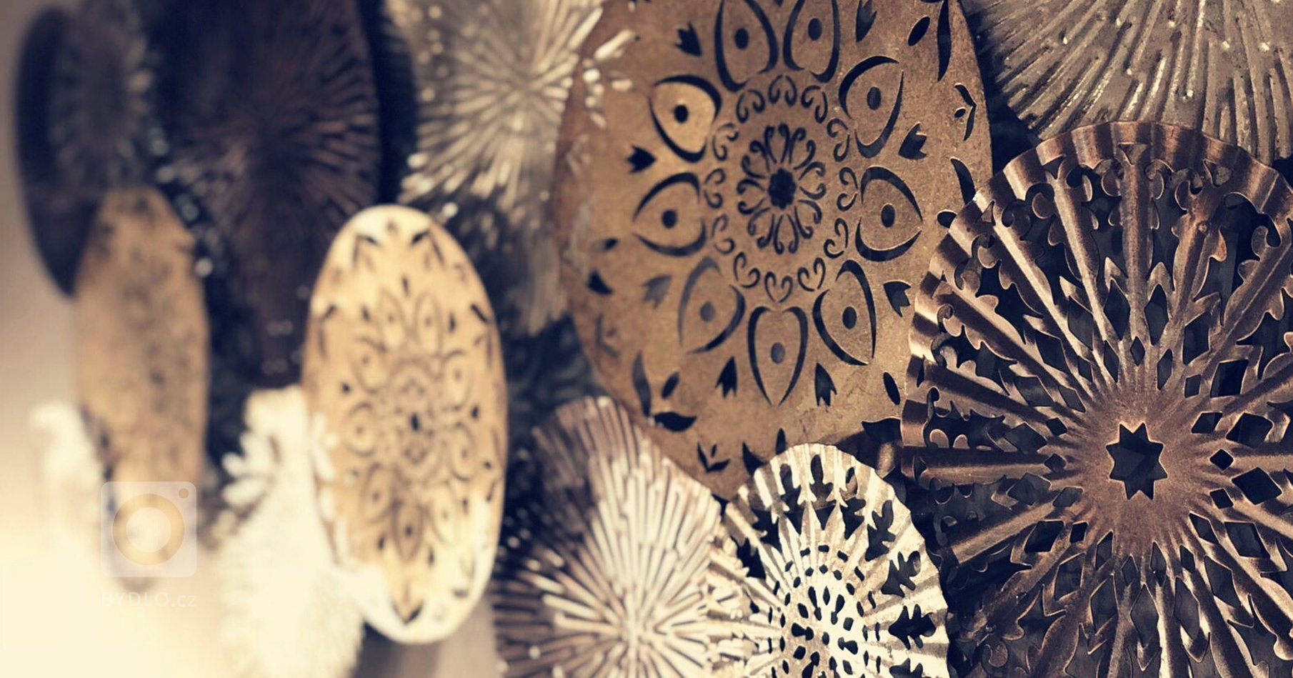 &bdquo;Tmavá ložnice jako doupě pro kvalitní spánek.&ldquo;

Kovové tóny s elegantním měděným akcentem, který je podpořen detaily retro žárovkového osvětlení…