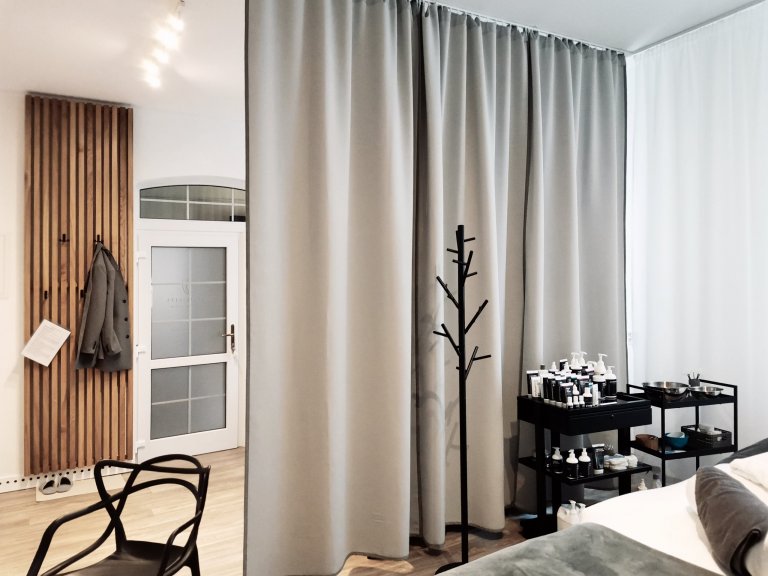 Moderní interiér nového salonu v&nbsp;Liberci vychází z&nbsp;konceptu netradičního materiálového řešení. U&nbsp;kosmetických salonů jste zvyklí na bílou barvu…