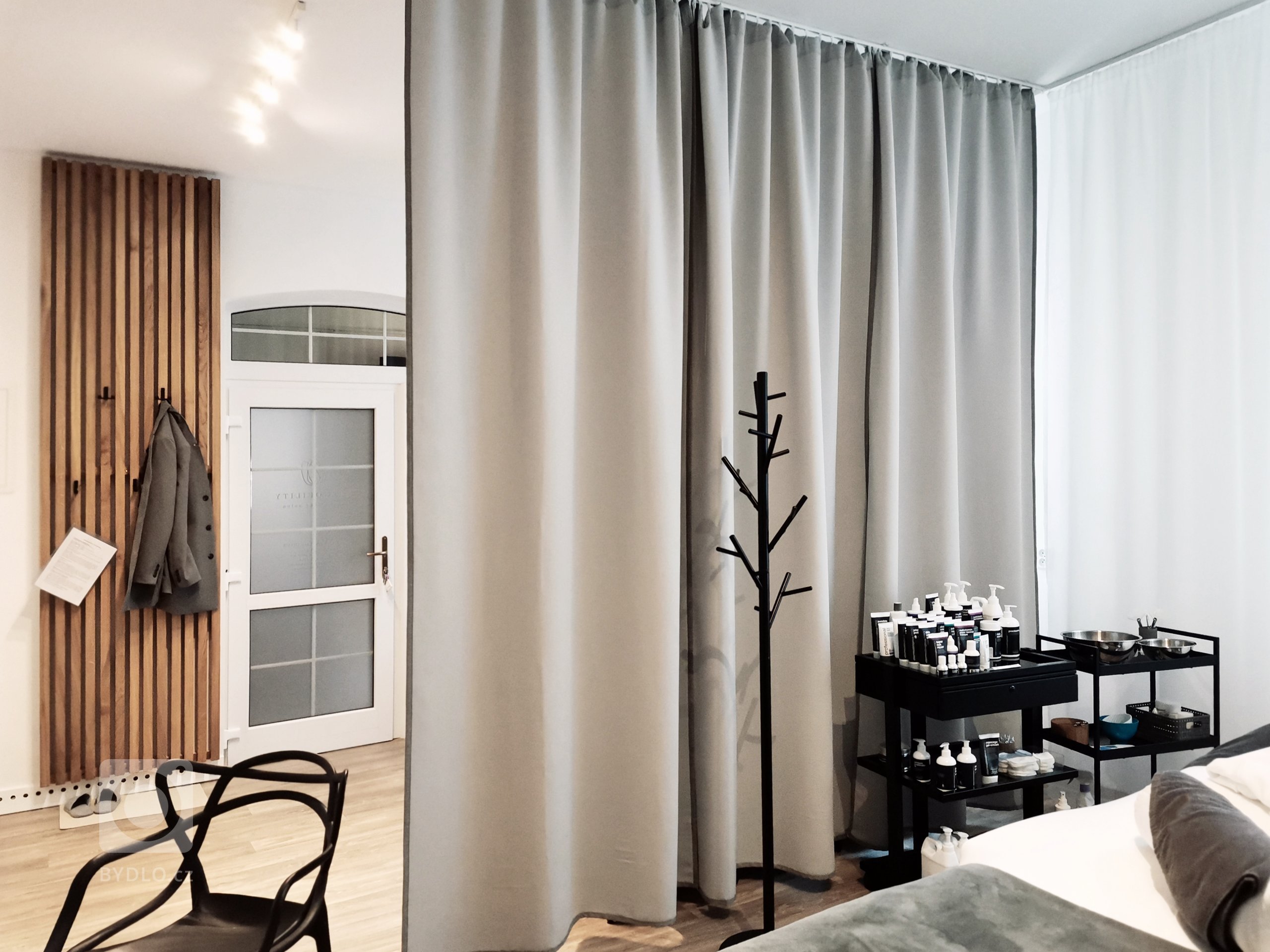 Moderní interiér nového salonu v&nbsp;Liberci vychází z&nbsp;konceptu netradičního materiálového řešení. U&nbsp;kosmetických salonů jste zvyklí na bílou barvu…