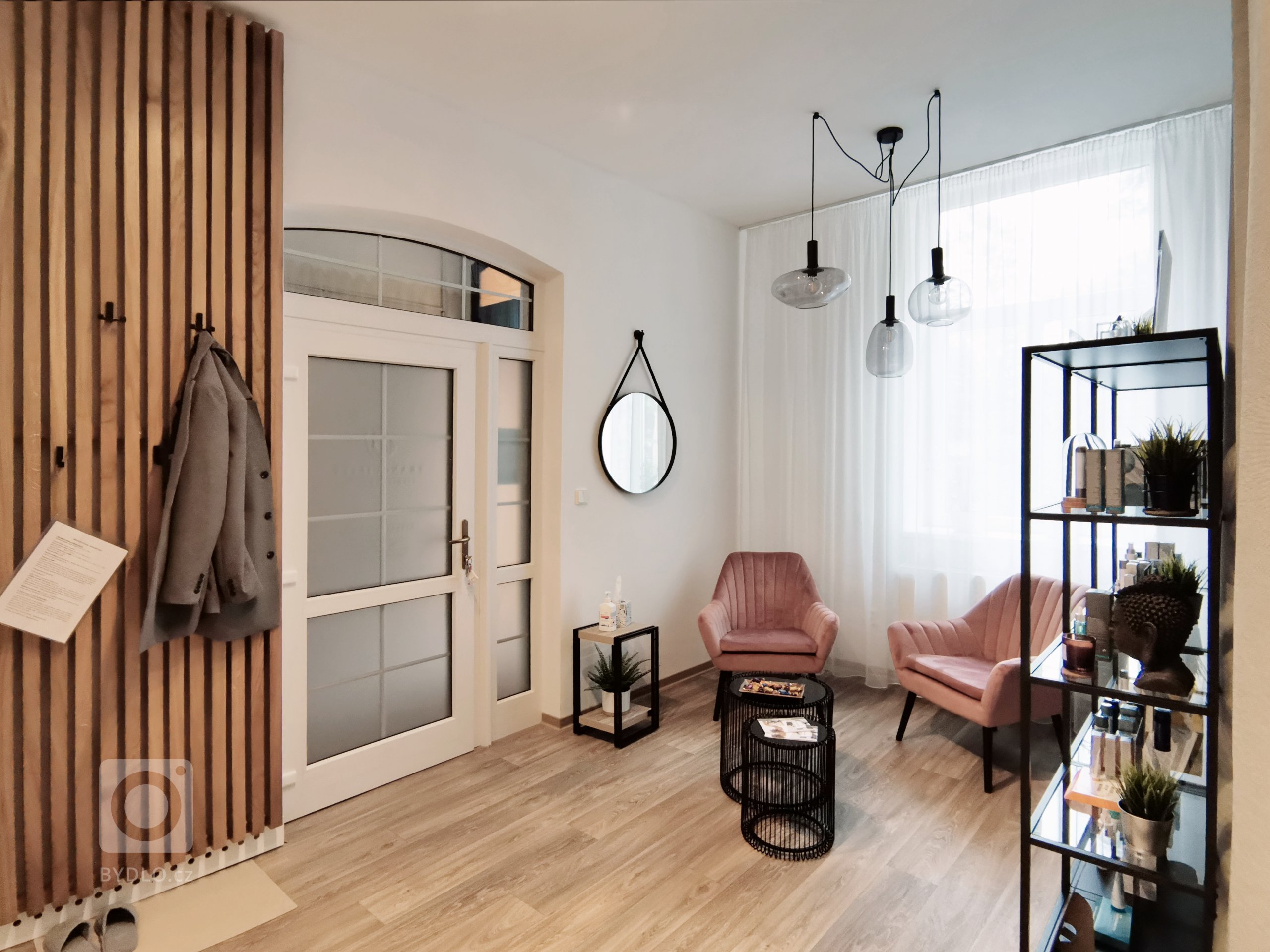 Moderní interiér nového salonu v&nbsp;Liberci vychází z&nbsp;konceptu netradičního materiálového řešení. U&nbsp;kosmetických salonů jste zvyklí na bílou barvu…