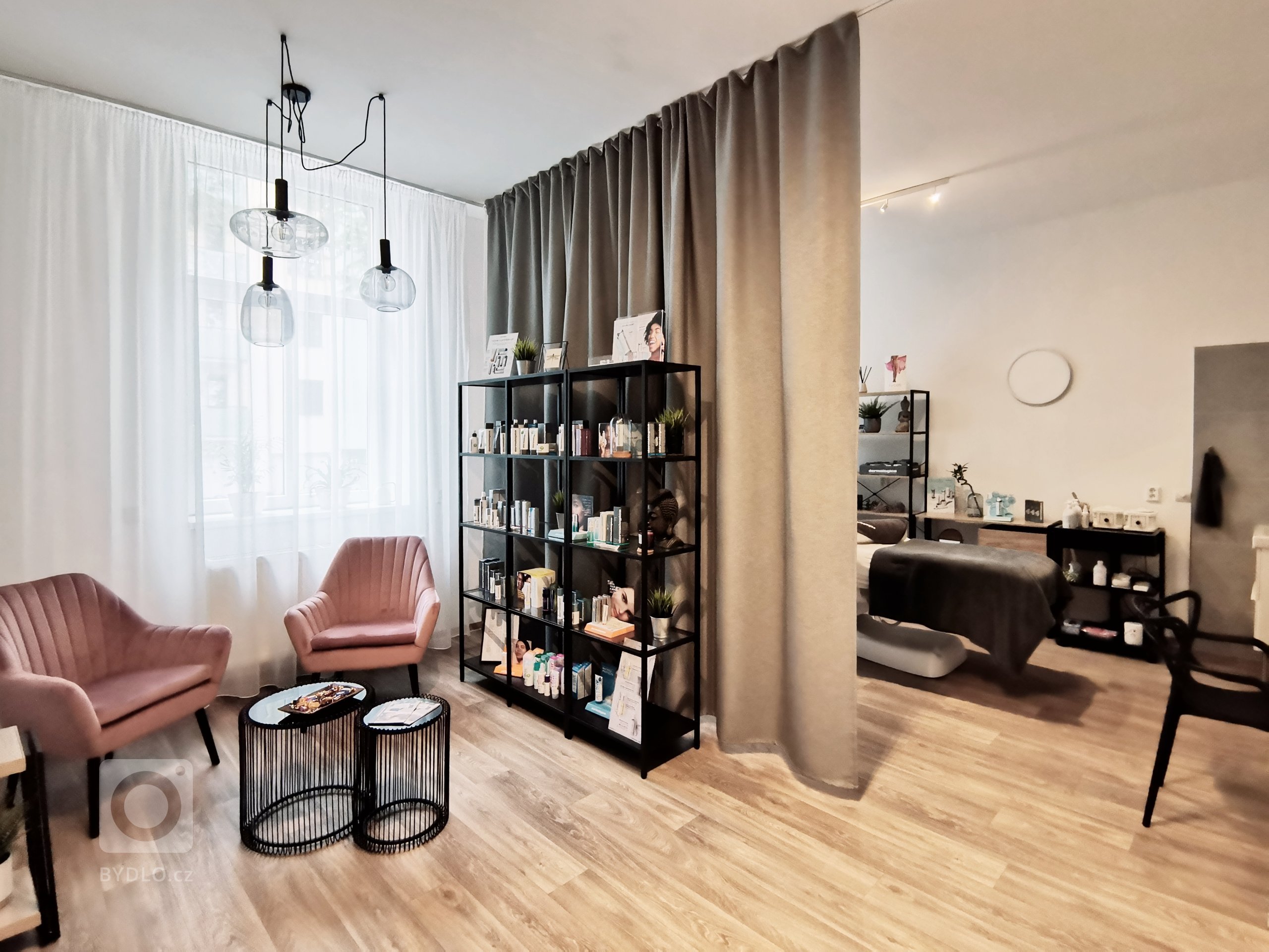 Moderní interiér nového salonu v&nbsp;Liberci vychází z&nbsp;konceptu netradičního materiálového řešení. U&nbsp;kosmetických salonů jste zvyklí na bílou barvu…