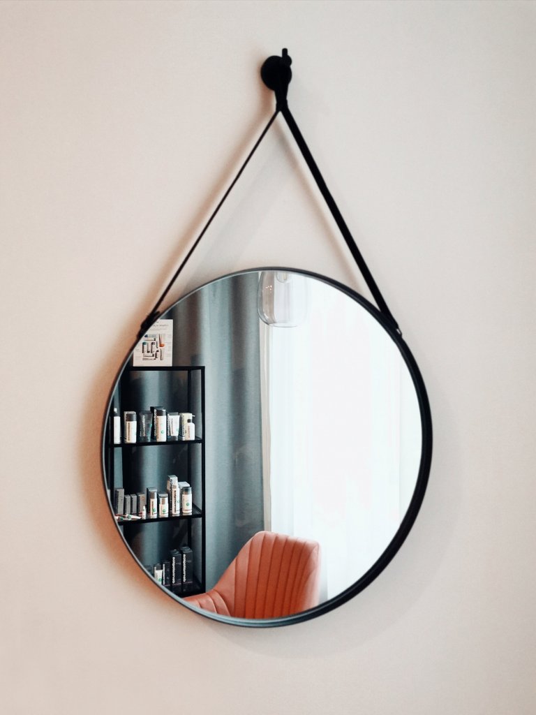 Moderní interiér nového salonu v&nbsp;Liberci vychází z&nbsp;konceptu netradičního materiálového řešení. U&nbsp;kosmetických salonů jste zvyklí na bílou barvu…