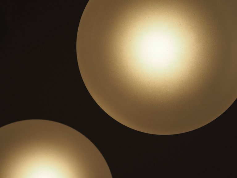 Interiér, ve světlých odstínech v&nbsp;kombinaci s&nbsp;dubovým dřevem s&nbsp;doplňkovým materiálem betonové stěrky. Ta je využita na pohledové části. Jako…