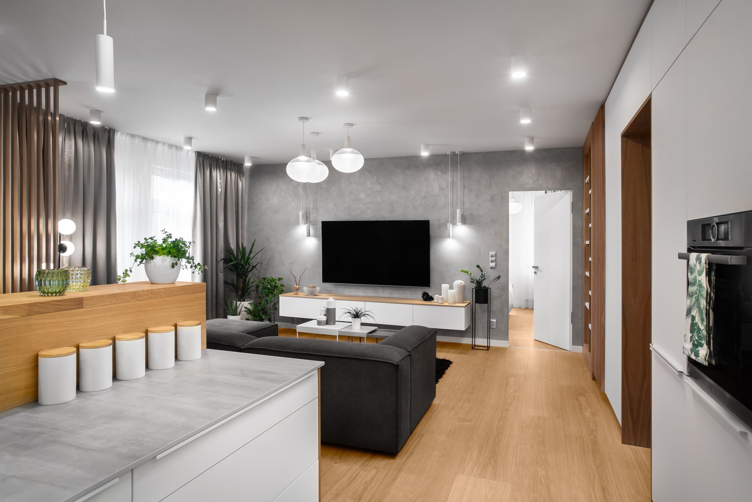 Interiér, ve světlých odstínech v&nbsp;kombinaci s&nbsp;dubovým dřevem s&nbsp;doplňkovým materiálem betonové stěrky. Ta je využita na pohledové části. Jako…