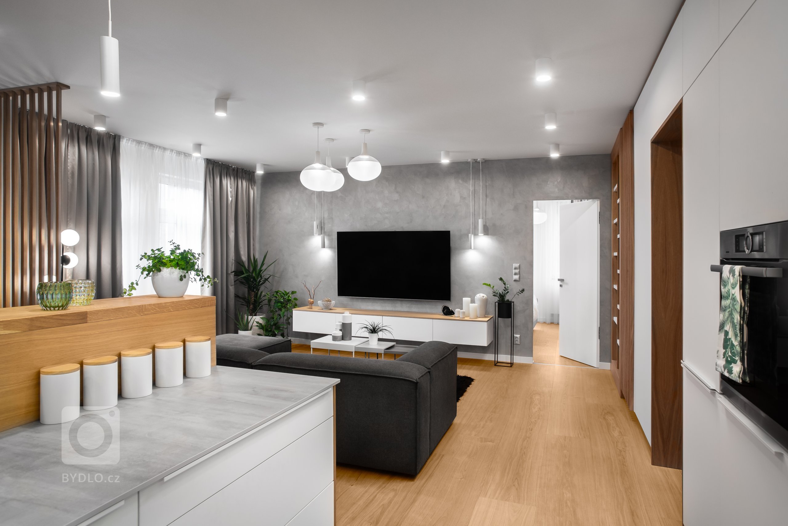 Interiér, ve světlých odstínech v&nbsp;kombinaci s&nbsp;dubovým dřevem s&nbsp;doplňkovým materiálem betonové stěrky. Ta je využita na pohledové části. Jako…