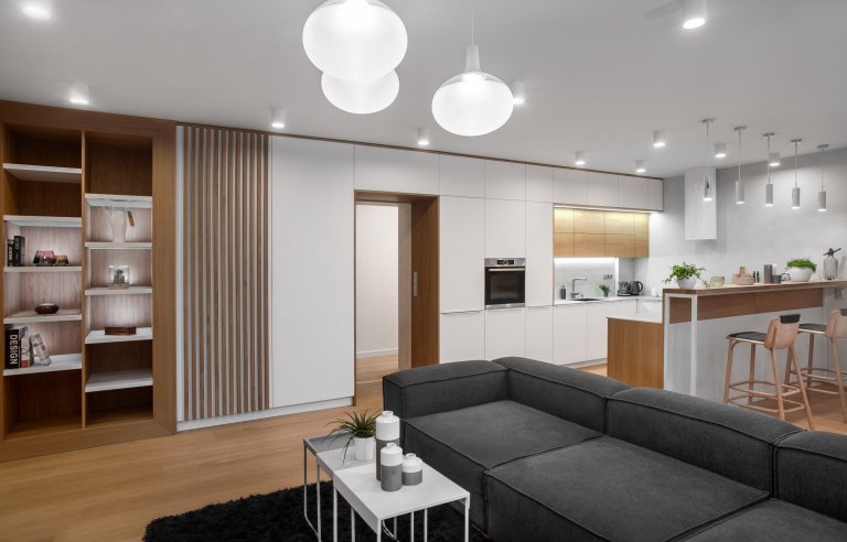 Interiér, ve světlých odstínech v&nbsp;kombinaci s&nbsp;dubovým dřevem s&nbsp;doplňkovým materiálem betonové stěrky. Ta je využita na pohledové části. Jako…