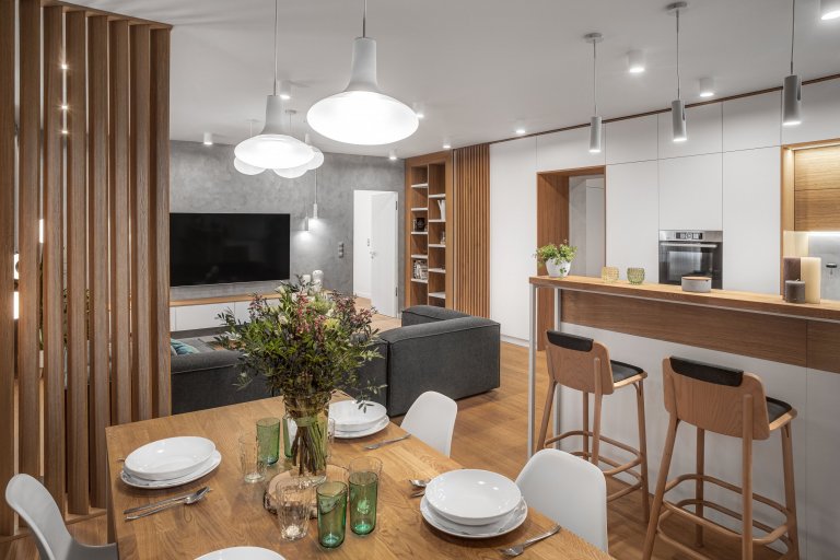 Interiér, ve světlých odstínech v&nbsp;kombinaci s&nbsp;dubovým dřevem s&nbsp;doplňkovým materiálem betonové stěrky. Ta je využita na pohledové části. Jako…