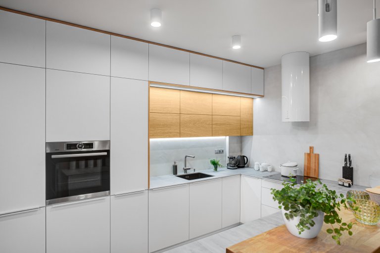 Interiér, ve světlých odstínech v&nbsp;kombinaci s&nbsp;dubovým dřevem s&nbsp;doplňkovým materiálem betonové stěrky. Ta je využita na pohledové části. Jako…