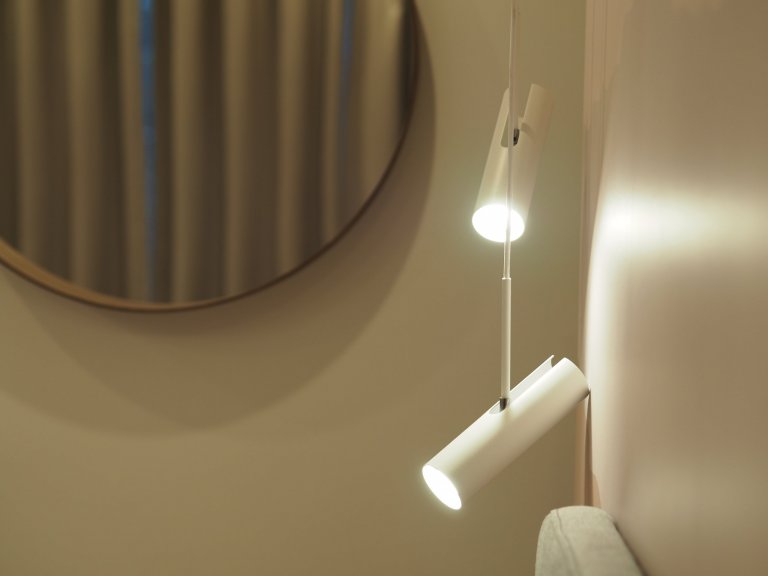 Interiér, ve světlých odstínech v&nbsp;kombinaci s&nbsp;dubovým dřevem s&nbsp;doplňkovým materiálem betonové stěrky. Ta je využita na pohledové části. Jako…