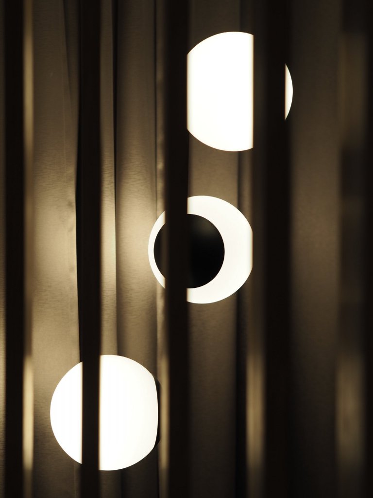 Interiér, ve světlých odstínech v&nbsp;kombinaci s&nbsp;dubovým dřevem s&nbsp;doplňkovým materiálem betonové stěrky. Ta je využita na pohledové části. Jako…