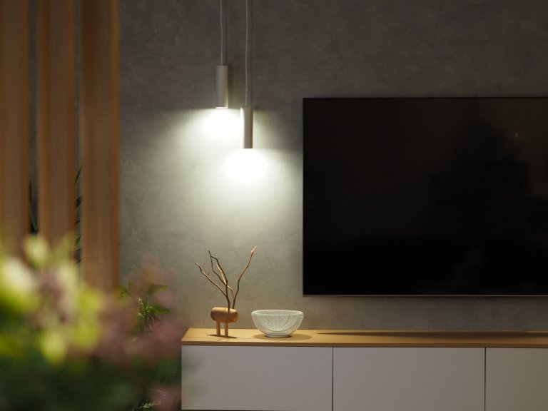 Interiér, ve světlých odstínech v&nbsp;kombinaci s&nbsp;dubovým dřevem s&nbsp;doplňkovým materiálem betonové stěrky. Ta je využita na pohledové části. Jako…