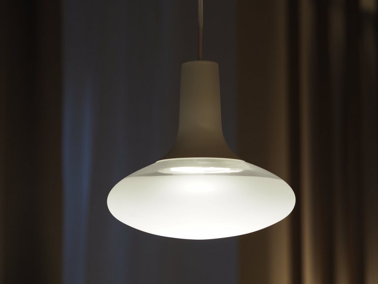 Interiér, ve světlých odstínech v&nbsp;kombinaci s&nbsp;dubovým dřevem s&nbsp;doplňkovým materiálem betonové stěrky. Ta je využita na pohledové části. Jako…