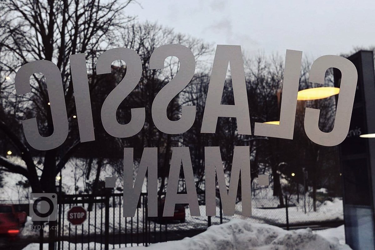 Barber shop je navržen v&nbsp;konceptu tmavých tónů, černých a&nbsp;šedých odstínů a&nbsp;ty jsou doplněné kovovými detaily, industriálními světly, zrcadly,…