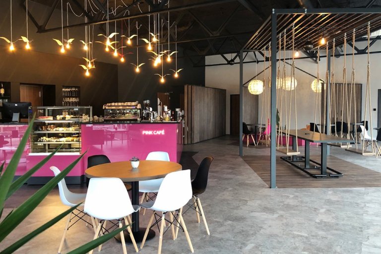 Projekt kavárny Pink Café je zrealizován podle designové studie, na které jsem se podílel společně s&nbsp;architektonickou kanceláří Siadesign. Kavárna je v…