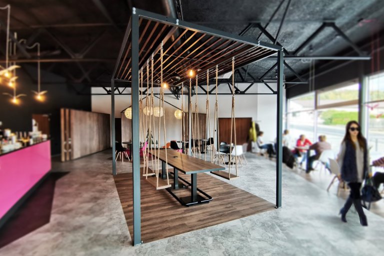 Projekt kavárny Pink Café je zrealizován podle designové studie, na které jsem se podílel společně s&nbsp;architektonickou kanceláří Siadesign. Kavárna je v…