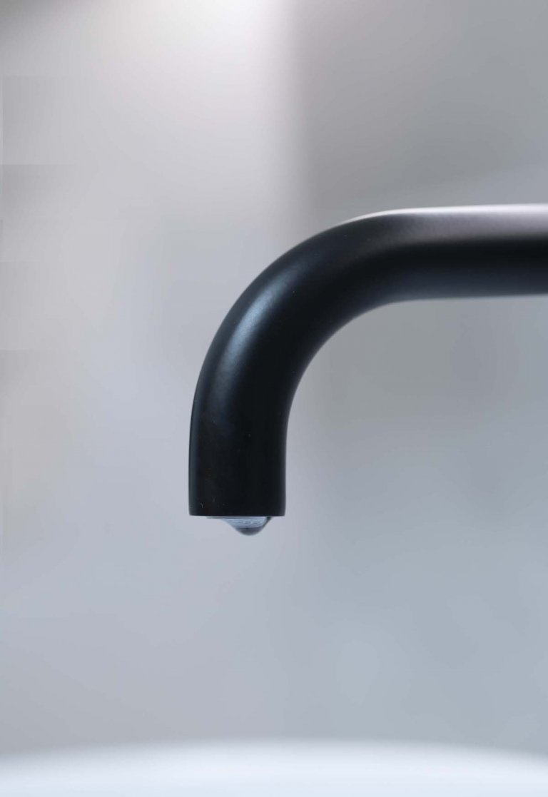 Koupelna je navržena v&nbsp;přírodních tónech dekoru dubu, který se propisuje na dlažbě na podlaze a&nbsp;obložení nik či&nbsp;toalety. Dále pak na desce…