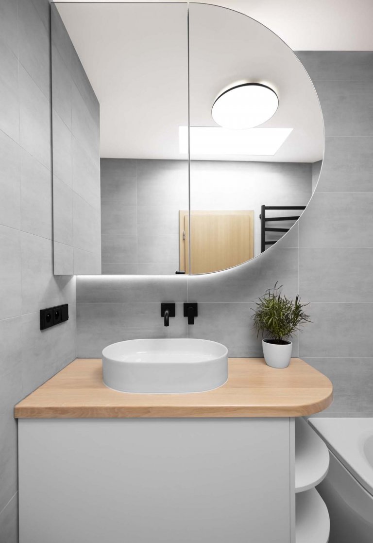 Koupelna je navržena v&nbsp;přírodních tónech dekoru dubu, který se propisuje na dlažbě na podlaze a&nbsp;obložení nik či&nbsp;toalety. Dále pak na desce…