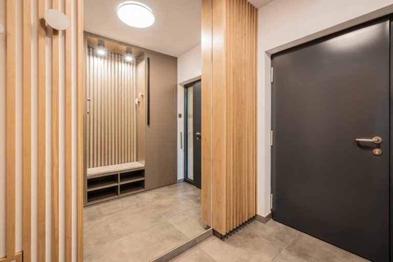 Pro mladý pracující pár, který tráví hodně času prací, ale má rád svou pohodu doma, vznikl návrh interiéru s&nbsp;důrazem na přírodní materiály. Bylo to…