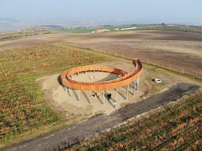 Fotografie z dronu, Kobylí, jižní Morava, vinice, rozhledna 