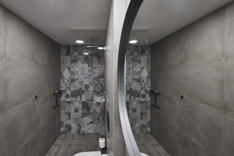 Moderní koupelna v pražském ateliéru doplnění sanitou od Keramiky Soukup