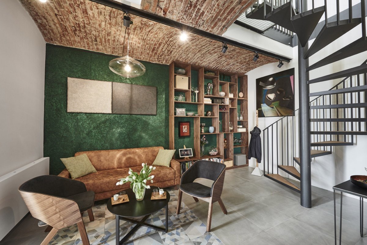 Moderní interiér ve zrekonstruovaném ateliéru v Praze - dlažba a obklady od Keramiky Soukup