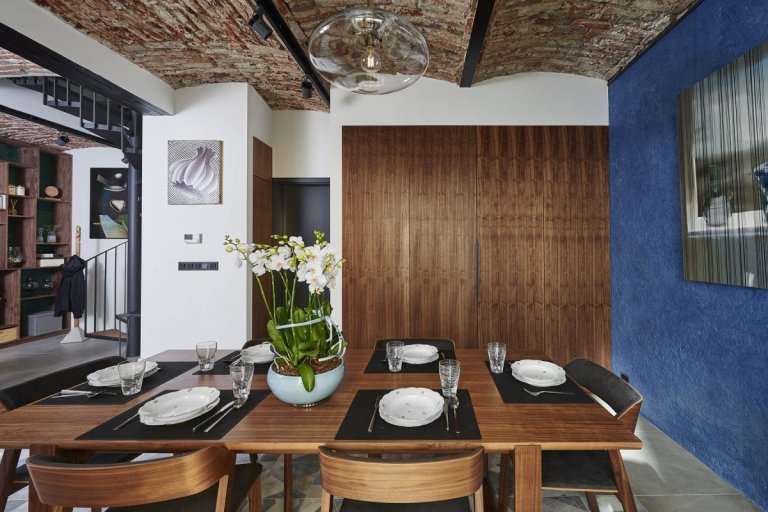 Stylový interiér pražského ateliéru - dlažba a obklady od Keramiky Soukup