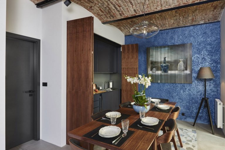 Moderní interiér v pražském ateliéru - dlažba a obklady od Keramiky Soukup