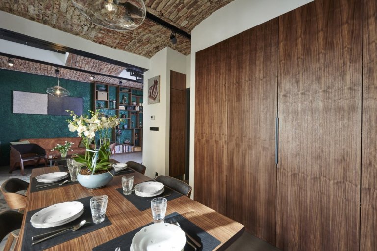 Funkční interiér pražského ateliéru - dlažba a obklady od Keramiky Soukup