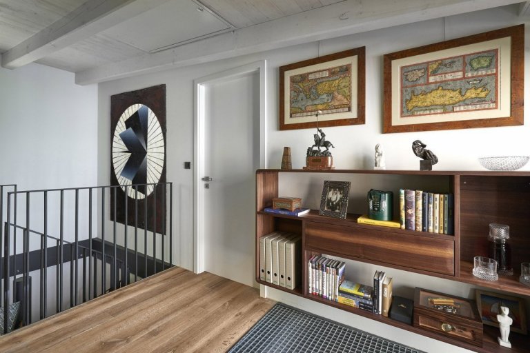 Chodba a schodiště v ateliéru v Praze - obklady a dlažba od Keramiky Soukup